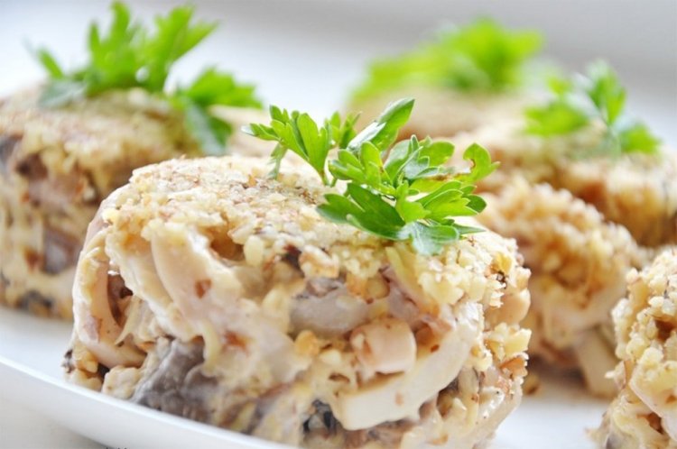 Salat mit Tintenfisch, Champignons und Käse