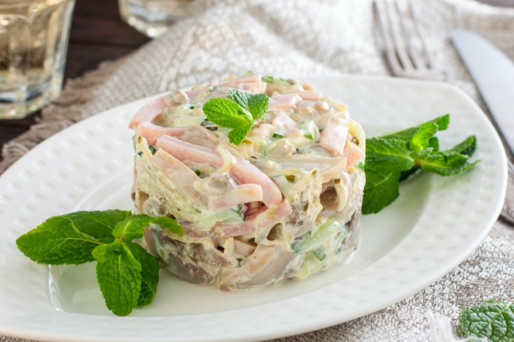 Salat mit Schinken und Salzgurken