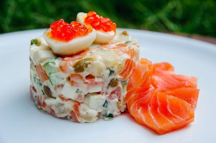 Olivier mit Lachs und rotem Kaviar