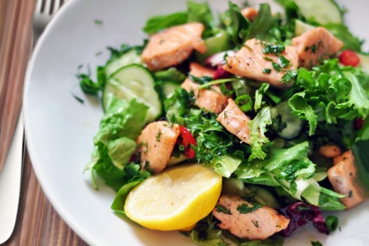 Salat mit gebackenem Lachs und Gemüse