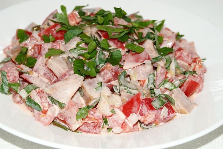Salat mit geräuchertem Huhn und Tomaten