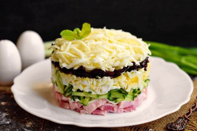 Salat mit Schinken und Pflaumen