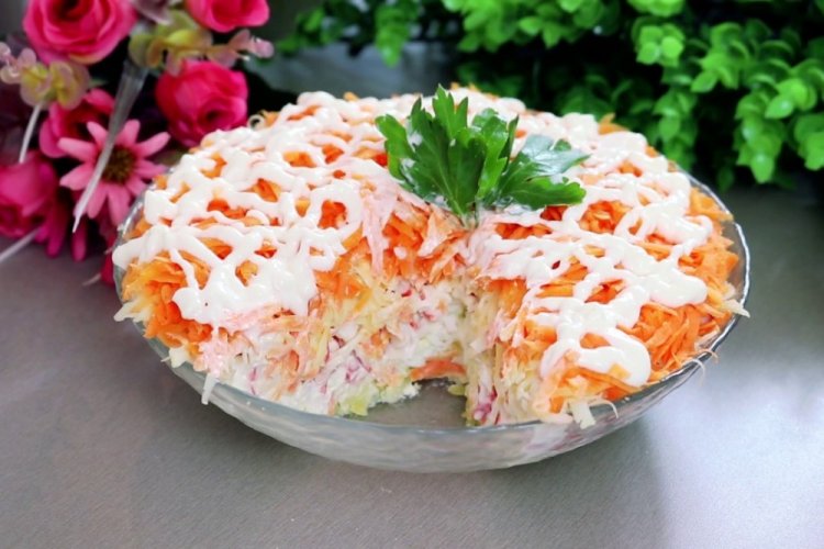 Salat mit Krabbenstäbchen und Karotten