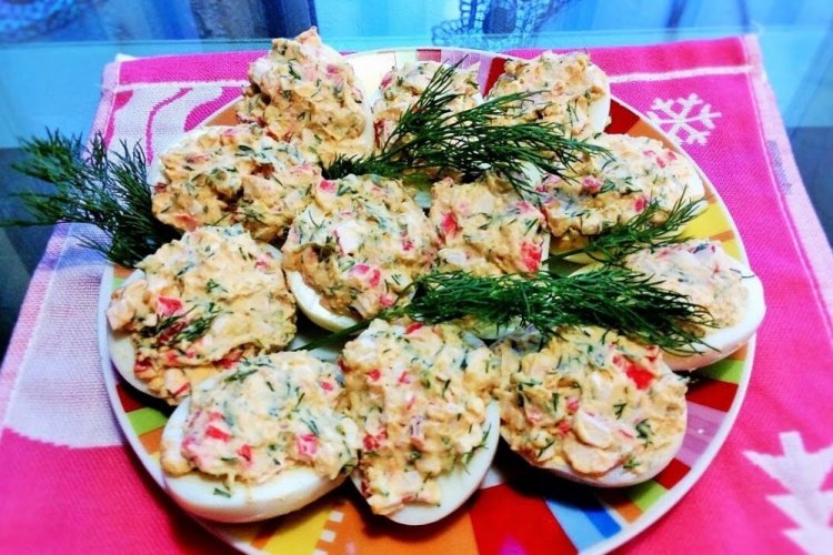 Gefüllte Eier mit Krabbenstäbchen