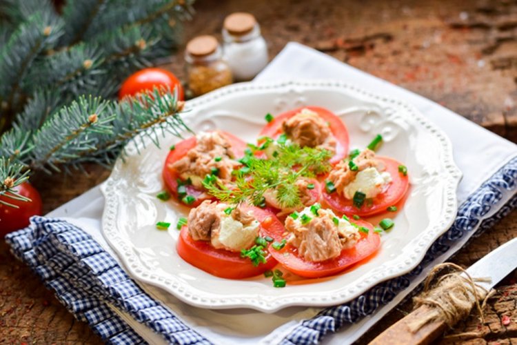 Vorspeise mit Thunfisch und Tomaten