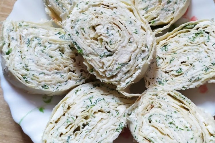 Lavash-Rolle mit Feta und Preiselbeeren