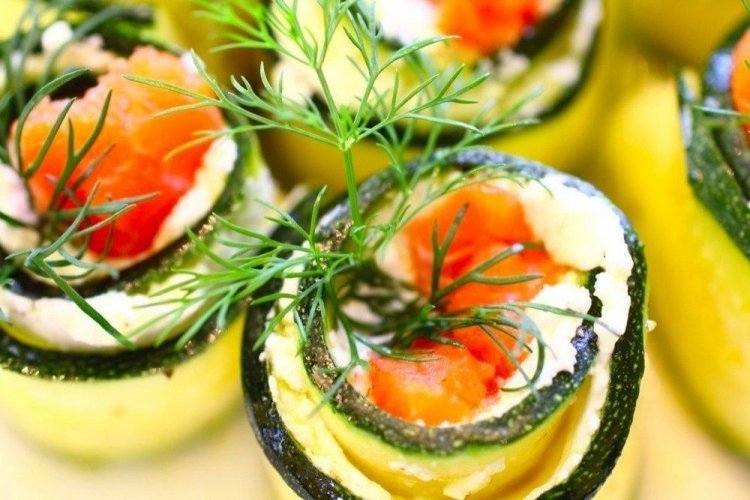 Zucchini-Lachs-Röllchen