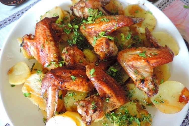 Alitas de pollo con patatas rápidas
