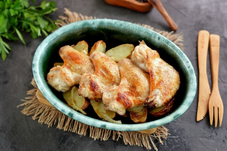 Alitas de pollo con patatas con mayonesa