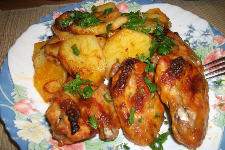 Alitas de pollo con patatas y nata