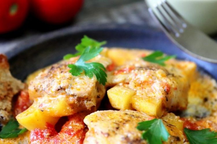 Alitas de pollo con patatas y tomates