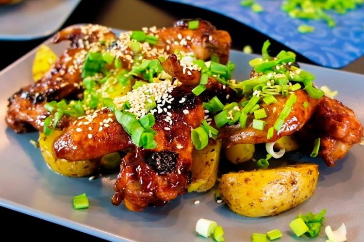 Alitas de pollo con patatas y salsa teriyaki