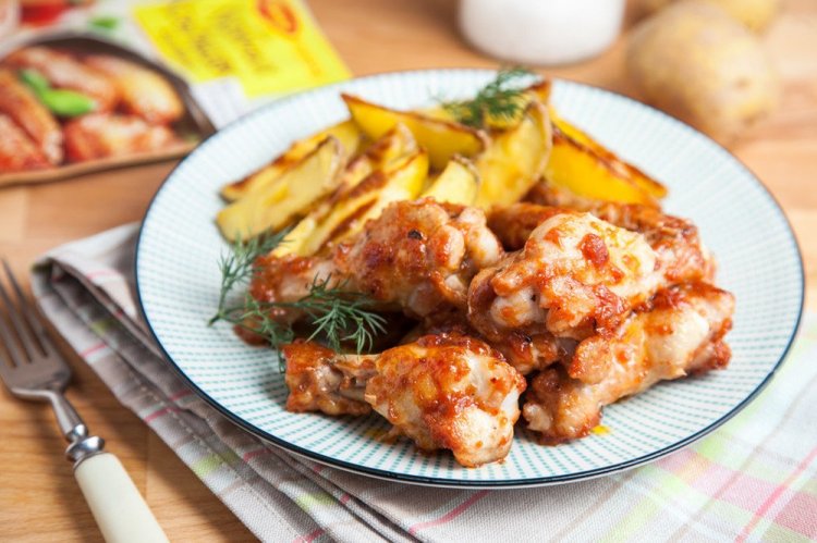 Alitas de pollo barbacoa con patatas al horno
