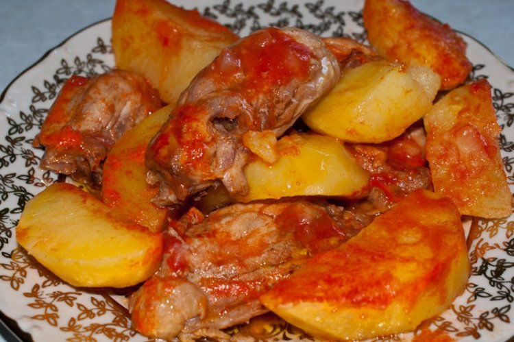 Alitas de pollo con patatas en tomate