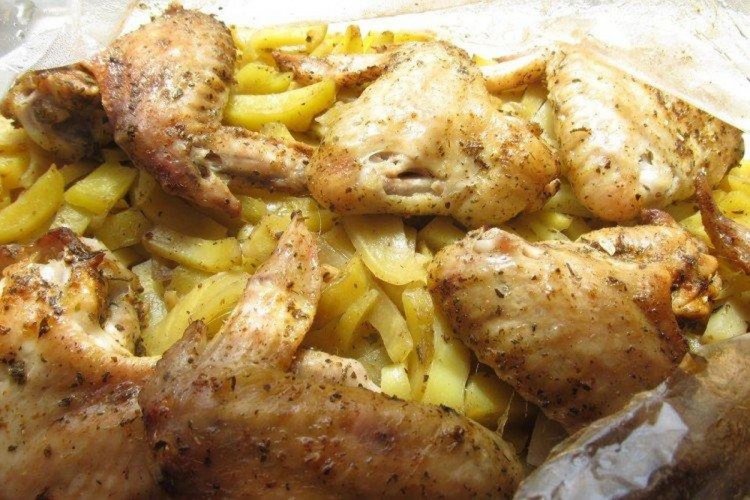 Alitas de pollo con patatas en bolsa de asar