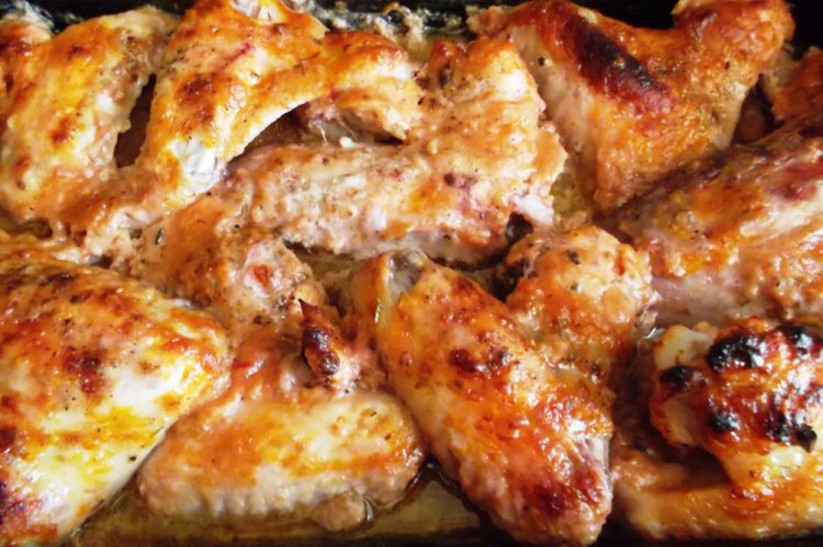 Alitas de pollo con patatas gratinadas con queso