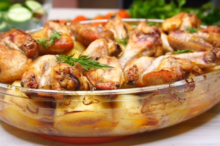 Alitas de pollo con patatas y cebolla al horno