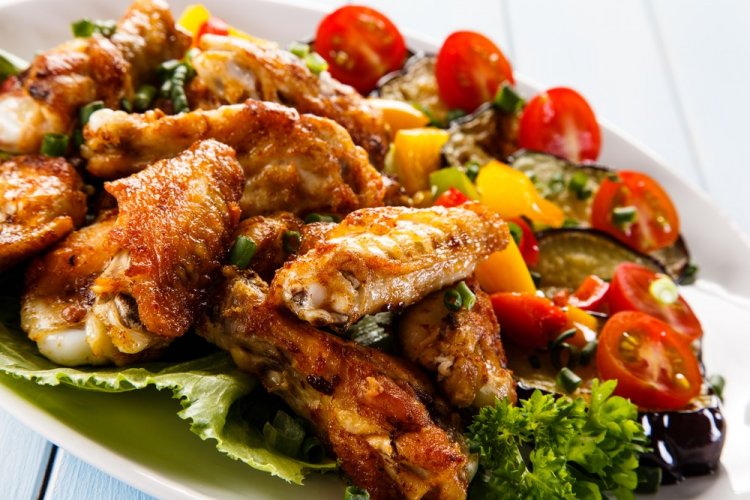 Alitas de pollo con patatas y verduras al horno