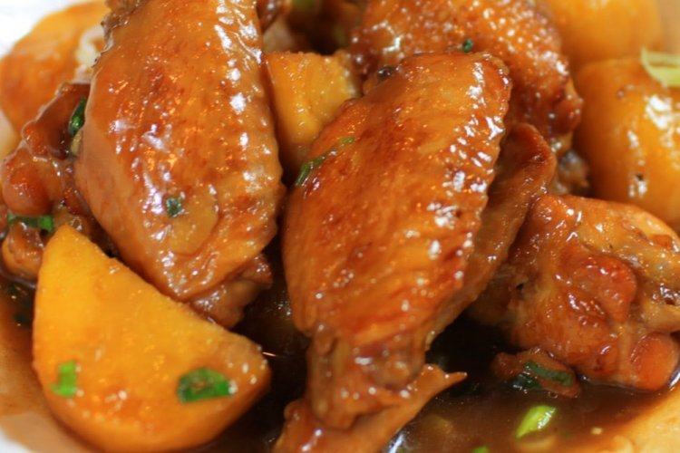 Alitas de pollo con patatas en salsa de soja