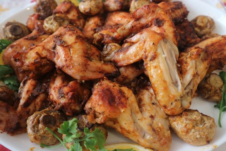 Alitas de pollo con patatas y champiñones al horno