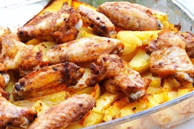 Alitas de pollo con patatas en crema agria
