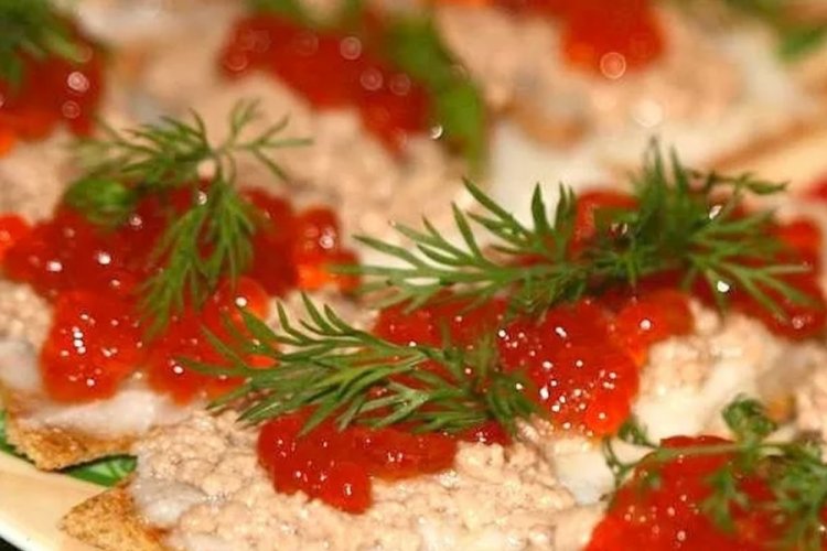 Sandwiches mit rotem Kaviar und Dorschleber