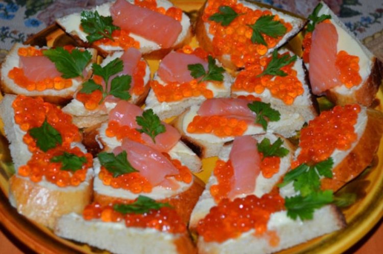 Sandwiches mit rotem Kaviar und Buckellachs
