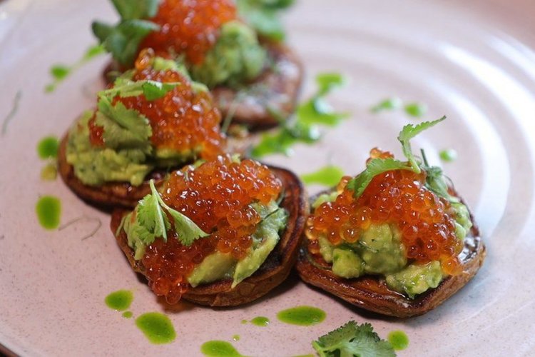 Sandwiches mit rotem Kaviar, Avocado und Butter