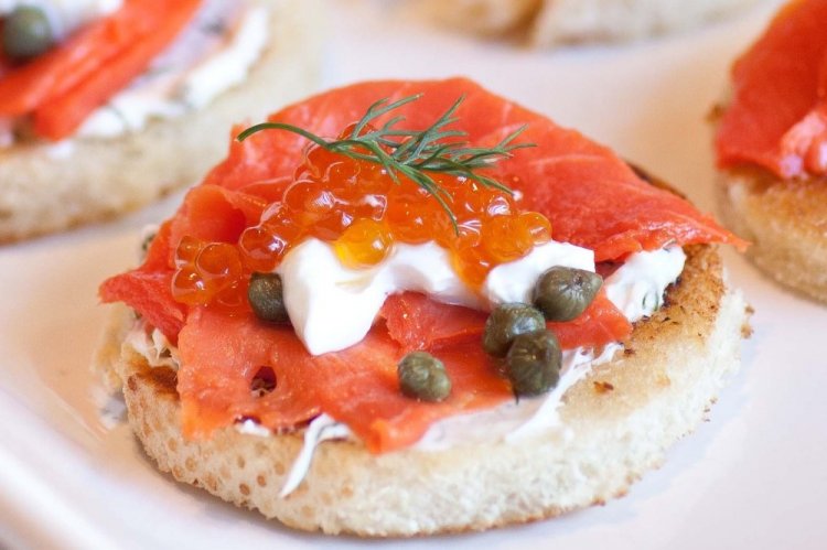 Sandwiches mit rotem Kaviar, Lachs und Ziegenkäse