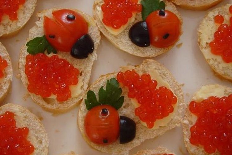 Sandwiches mit rotem Kaviar und Tomaten