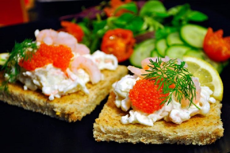 Sandwiches mit rotem Kaviar und Garnelen