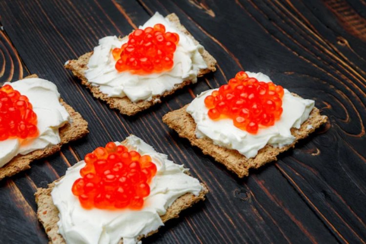 Sandwiches mit rotem Kaviar auf Knäckebrot