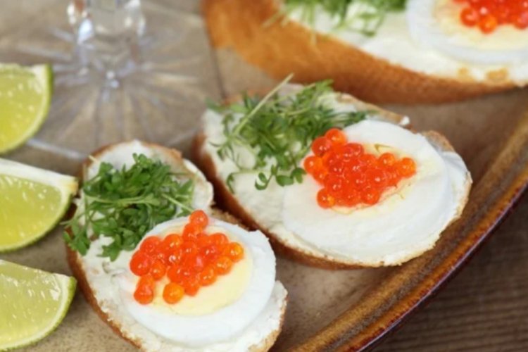 Sandwiches mit rotem Kaviar und gekochtem Ei