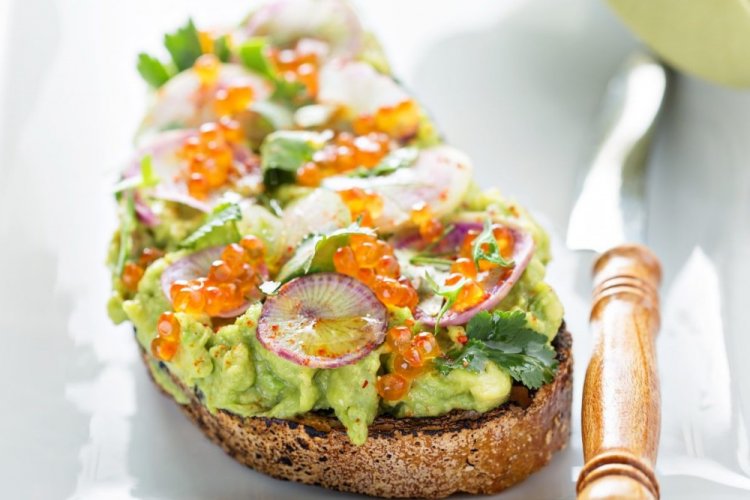 Sandwiches mit rotem Kaviar, Radieschen und Avocado