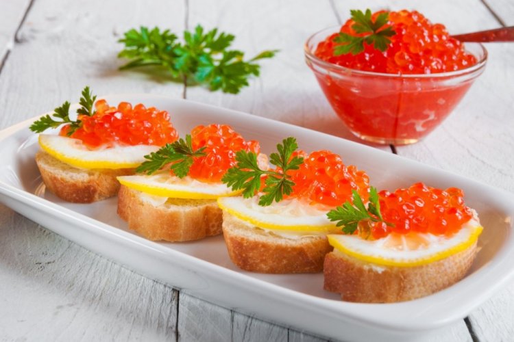 Sandwiches mit rotem Kaviar, Frischkäse und Zitrone