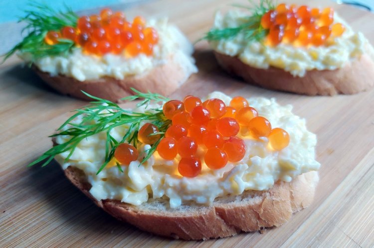 Sandwiches mit rotem Kaviar und Knoblauchaufstrich