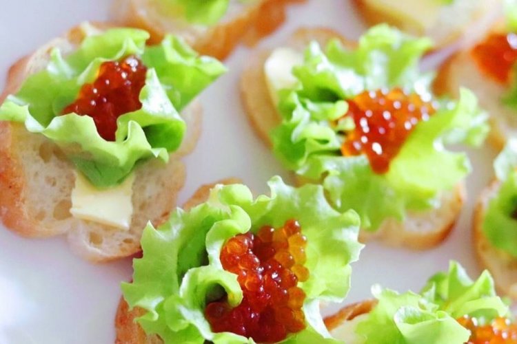 Sandwiches mit rotem Kaviar und Salatblättern