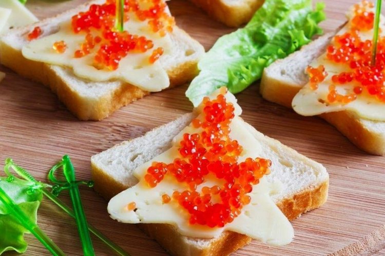 Sandwiches mit rotem Kaviar und Hartkäse