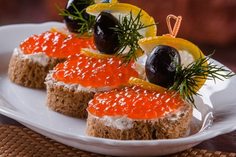 Sandwiches mit rotem Kaviar und Oliven