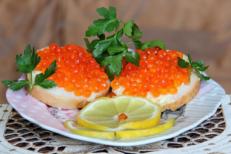 Sandwiches mit rotem Kaviar, Schmelzkäse und Ricotta