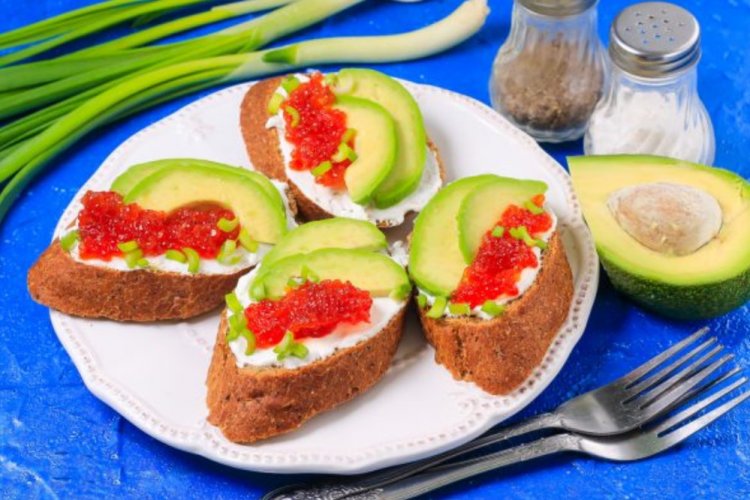 Sandwiches mit rotem Kaviar, Quarkkäse und Avocado