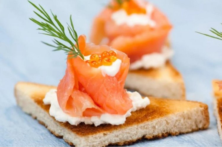 Sandwiches mit rotem Kaviar und Lachs