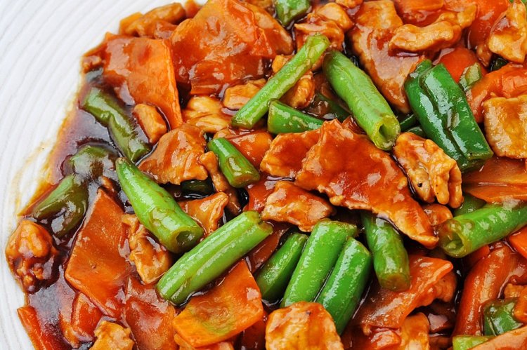 Hähnchen mit grünen Bohnen in Sojasauce