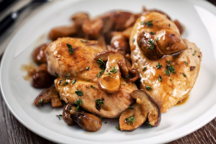 Hähnchen mit Pilzen in Sojasauce