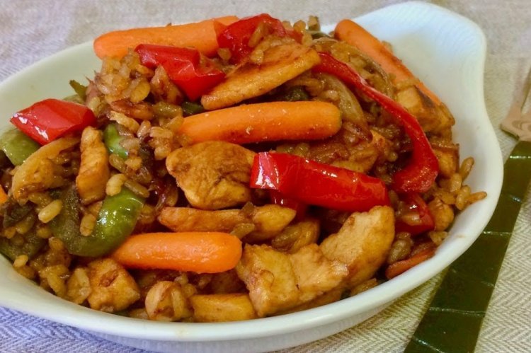 Hähnchen mit Reis in Sojasauce