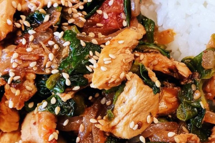 Hähnchen mit Spinat und Sojasauce