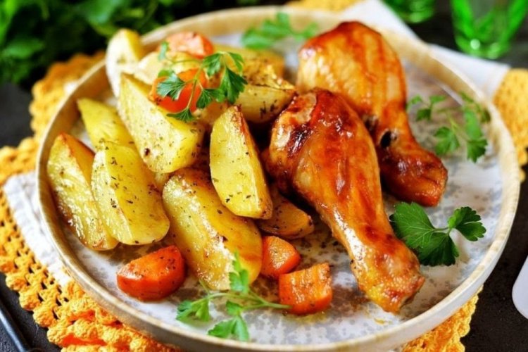 Hähnchen mit Kartoffeln in Sojasauce