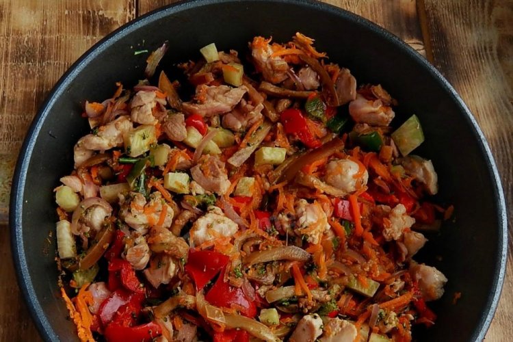 Hähnchen mit Gemüse in Sojasauce
