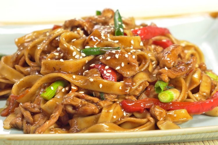 Hähnchen mit Nudeln in Sojasauce
