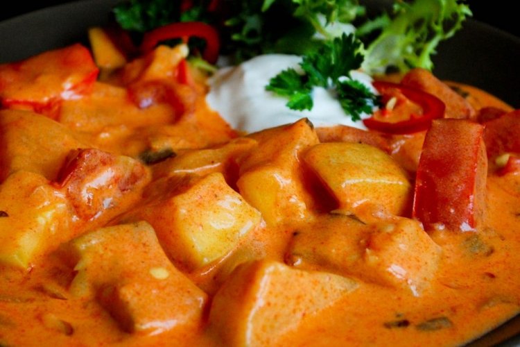 Paprikasch mit Kürbis und geräuchertem Speck